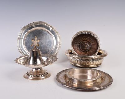 deux plats en argent et une assiette en argent posés sur un plateau blanc