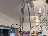 un lustre suspendu au plafond d'un magasin