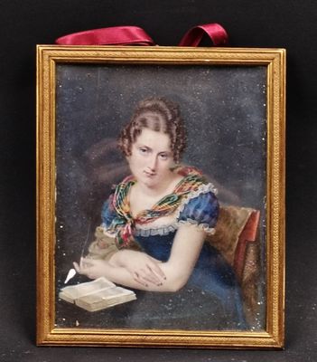 tableau représentant une femme en train de lire un livre, avec un ruban rouge autour du cou