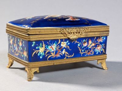 une boîte bleue et dorée décorée de fleurs