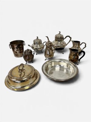 une assiette en argent et des couverts en argent sur fond blanc