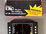 une boîte d'équipement électronique posée sur une table