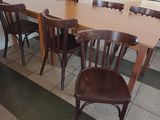 des tables et des chaises dans un restaurant au sol carrelé