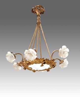 un lustre ancien orné de fleurs en verre dépoli suspendu au plafond