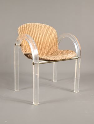 une image représentant une chaise transparente dont l'assise et le dossier sont tressés