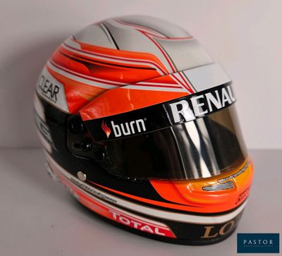 un casque sur lequel figure le nom du pilote de course