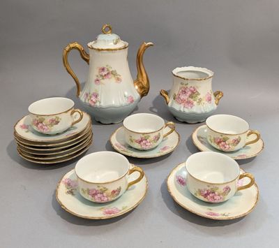 un grand nombre de tasses à thé et de soucoupes posées sur une table