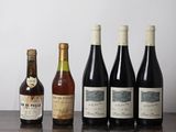 plusieurs bouteilles de vin sont alignées sur une table en bois