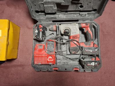 une boîte contenant des outils sur une table