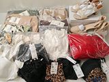 de nombreux modèles différents de vêtements et de chaussures pour femmes sont exposés sur la table