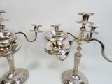 deux bougies argentées posées sur une table