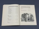 un livre ouvert dans lequel figure le dessin d'un parc