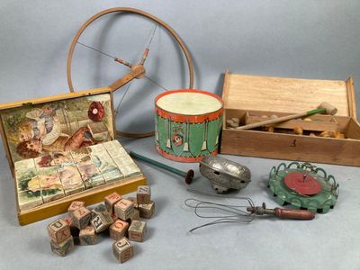 Réunion de jouets anciens: tambour en tôle lithographiée CREATION Ets 