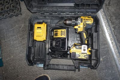 une trousse à outils rangée dans un coffret