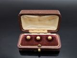 une petite boîte contenant trois paires de boucles d'oreilles