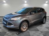 Le SUV Ford Kuga est garé sur un sol à damier.