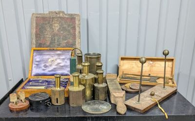 une table sur laquelle se trouvent de nombreux objets différents