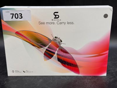une boîte blanche sur laquelle figure une horloge et l'inscription « En voir plus, emporter moins »