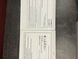 deux billets posés sur une table à côté d'un clavier