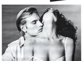 une publicité pour des sous-vêtements féminins mettant en scène une femme embrassant un homme