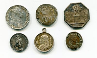 six types de pièces différents sont présentés sur une surface blanche