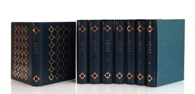 Les quatre livres sont alignés les uns à côté des autres sur une surface blanche.