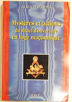 la couverture d'un livre sur laquelle figure la photo d'un homme assis sur une chaise