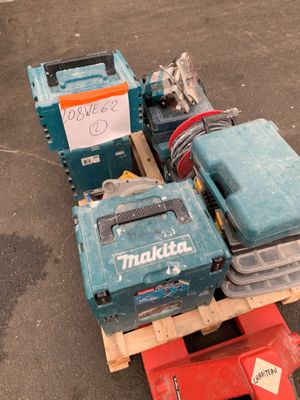 un tas d'outils posé sur une palette dans le parking