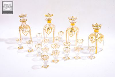 beaucoup de bouteilles en verre et de verres posés sur une surface blanche