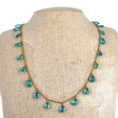 gros plan d'un collier sur un mannequin mannequin mannequin mannequin mannequin mannequin mannequin mannequin mannequin