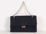 sac à bandoulière vintage en daim noir avec une bandoulière en chaîne dorée