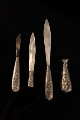 Lot de quatre pièces avec manche en argent fourré à décor d'…