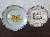 deux assiettes posées sur une table en bois