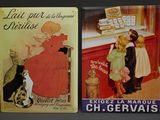 deux livres posés sur une table