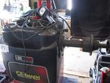 une machine posée sur une palette dans un garage