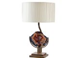 une image représentant une lampe de table surmontée d'un abat-jour