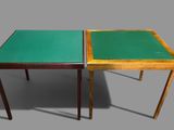 une paire de tables avec des plateaux verts et des pieds en bois