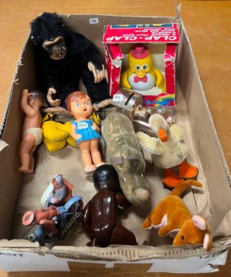 une boîte contenant tout un tas de peluches