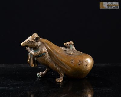 figurine en bronze représentant une souris à longue queue posée sur un fond noir