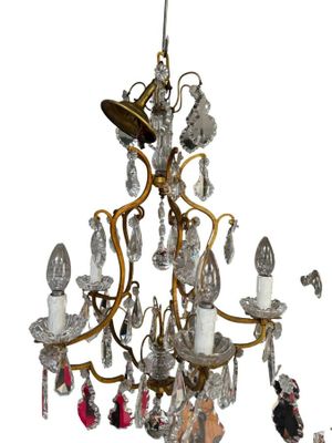 un lustre auquel sont suspendues plusieurs lampes