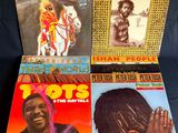 trois vinyles de musique africaine variée, avec notamment un homme à cheval et une femme à cheval