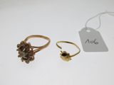 deux bagues en or et une bague ornée d'une fleur