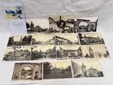 un lot de vieilles cartes postales sur une table
