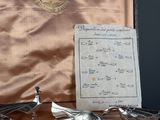 trois figurines en argent dans un coffret posé sur une table