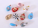 de nombreuses perles de verre de différentes couleurs sur un fond blanc