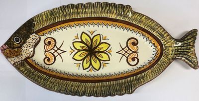 un poisson décoratif accroché au mur