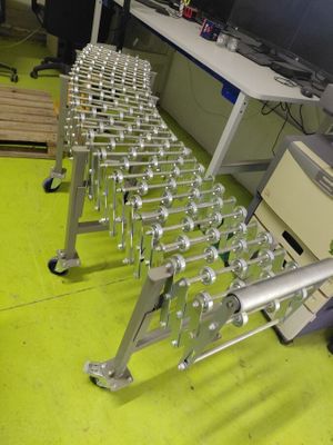 de nombreuses tables en métal posées sur un sol vert