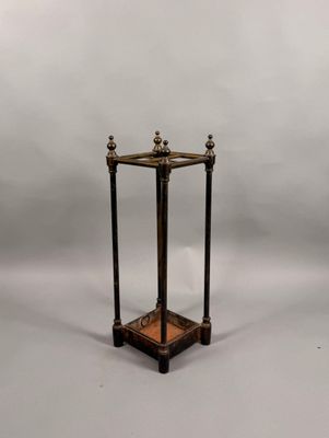 une image d'une petite table en bois avec un plateau en verre