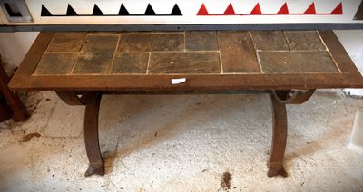 une table recouverte d'un plateau en carrelage