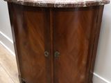 une armoire en bois avec un plateau en marbre posée sur un parquet en bois massif